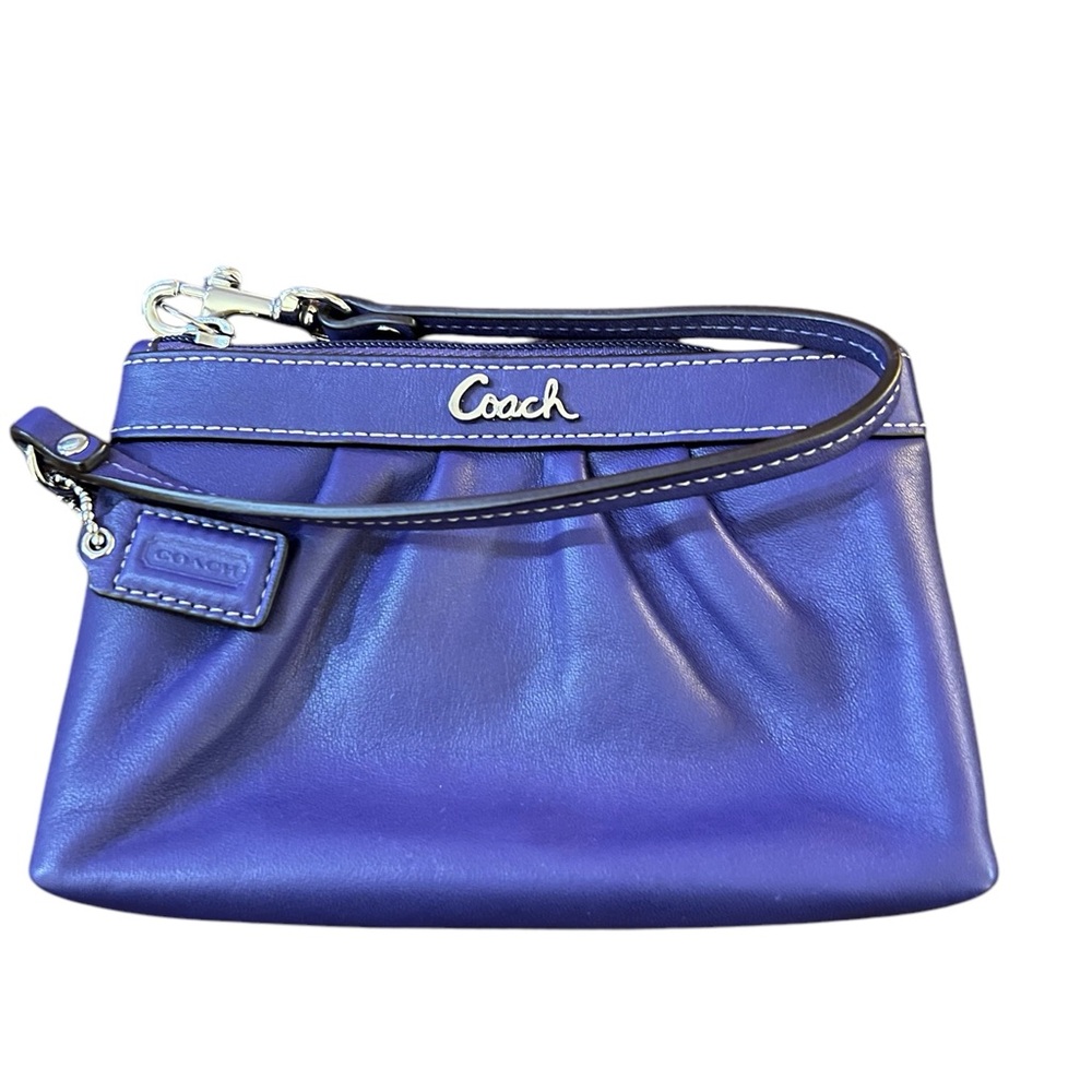 EUC~COACH TOP ZIP WRISTLET WITH SILVER HARDWARE. IT IS 6”x 4” IN A DEEP PURPLE.